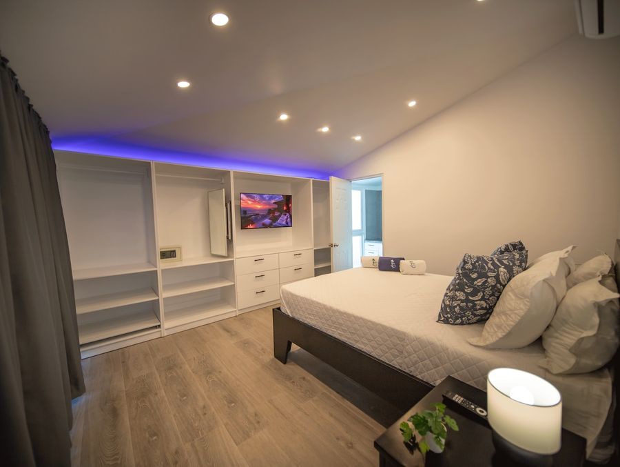 Luxury 3BR Penthouse, 300m from beach! 2