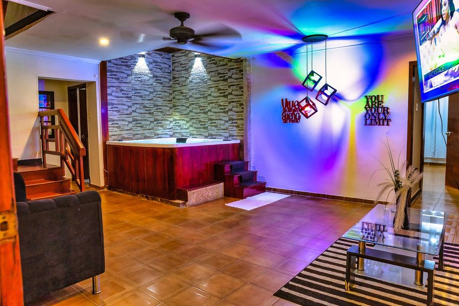 Omega House - 8 Bedroom House with Pool & Jacuzzi 2