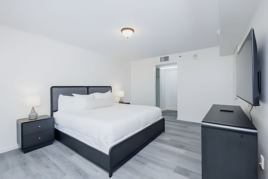 Stylish Brickell 1BR| Skyline View, Pool & Parking 3