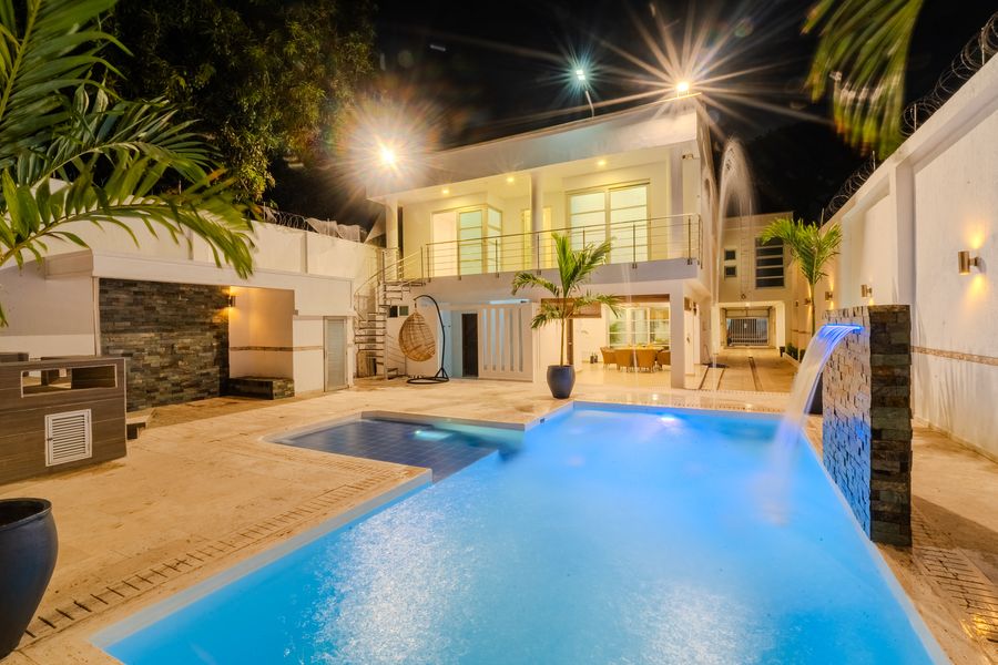 Encanto Mansion: 6BR Luxury Stay Near Walled City