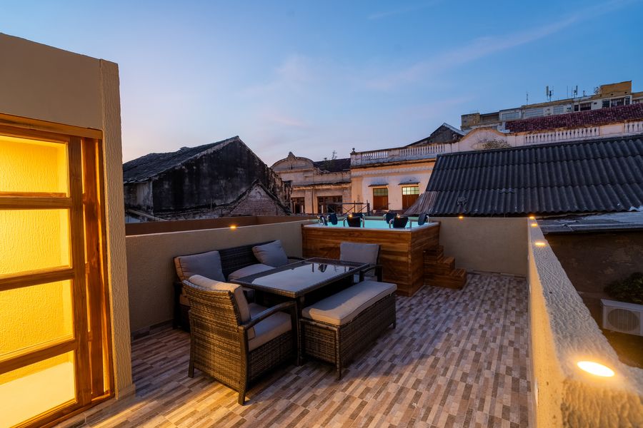 7BR Walled City Diamond w/ Rooftop, Heated Jacuzzi 3