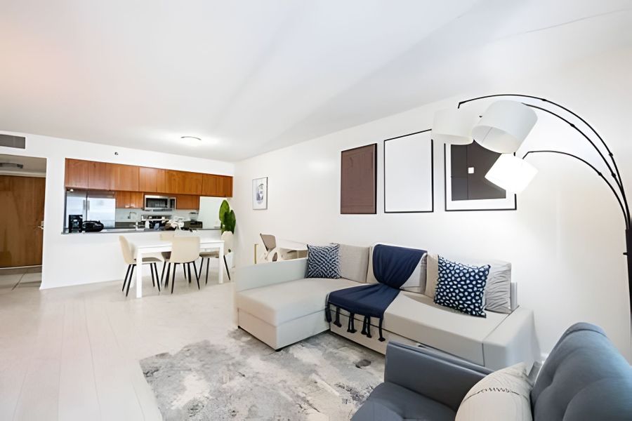 Modern Brickell 1BR | Bay Views, Pool & Parking 3