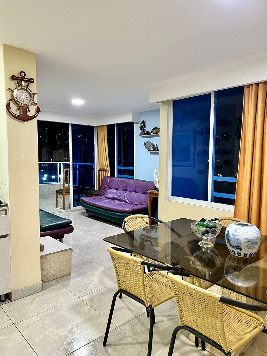 Apartamento de Dos Habitaciones con Balcón