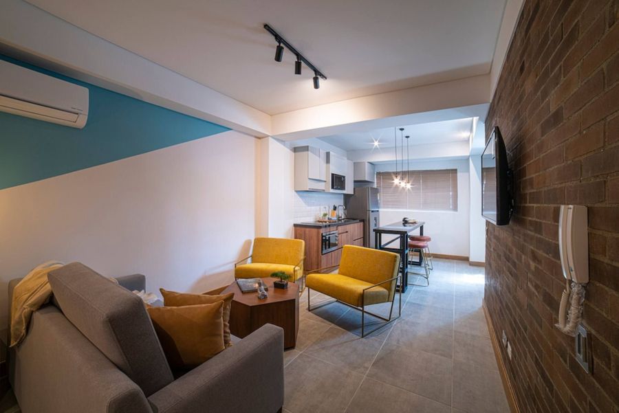 E102 • Estudio con cama king • A pie de Boulevard y Granada 3