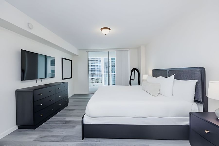 Stylish Brickell 1BR| Skyline View, Pool & Parking 2