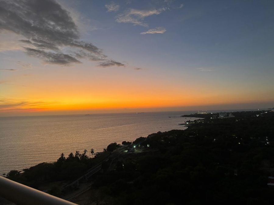 ApartaSuite Vista al Mar & Resort | atardecer 5