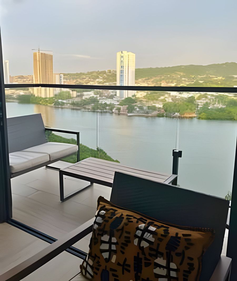 New Gem, 2B, 4 blocks from Center Amazing Views 4