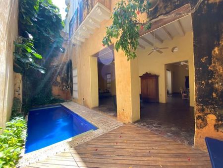 Villa de 6 habitaciones en el casco antiguo con piscina y vistas al mar