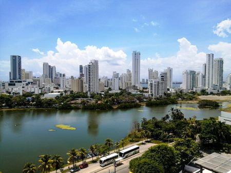 Acogedor estudio con agua caliente y vista a lago