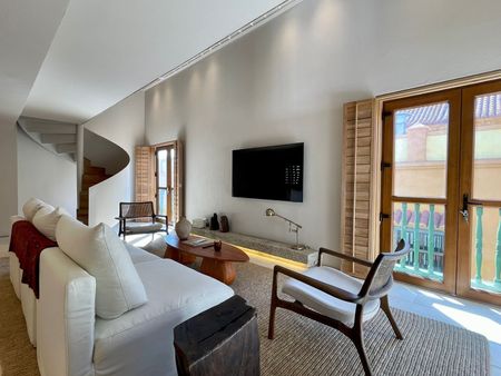 2Br-Design Gem w balcony´s in the Wall City
