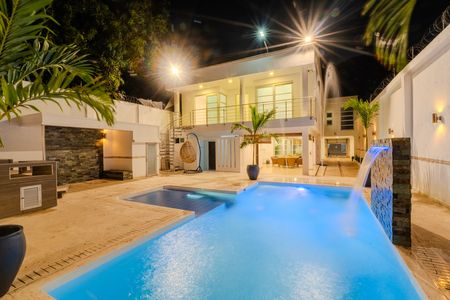 Encanto Mansion: 6BR Luxury Stay Near Walled City