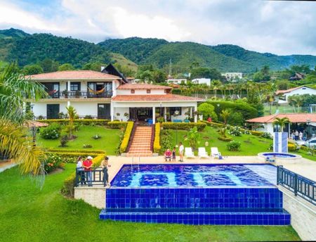 FINCA LAGO CALIMA CON EXCELENTE VISTA