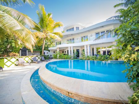 ¡Elegante villa en la costa norte en el centro de Sosúa!